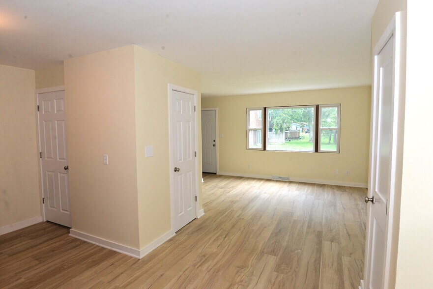 From Dining room to Frt door and living room. - 121 S 18th St
