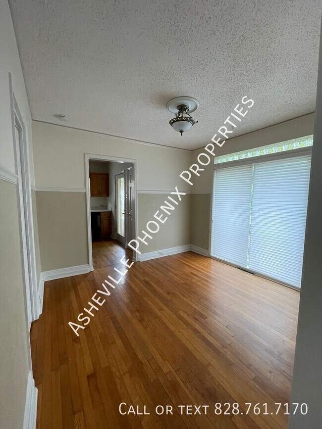 Building Photo - 11 Enka Oak St