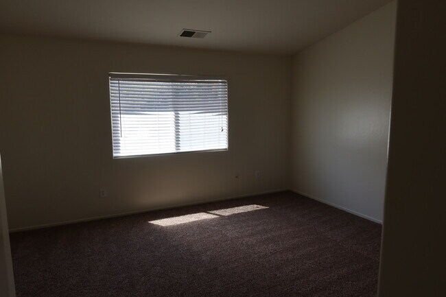 Building Photo - 305 Alysheba Dr