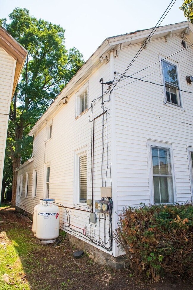 Building Photo - 317 Pleasant St
