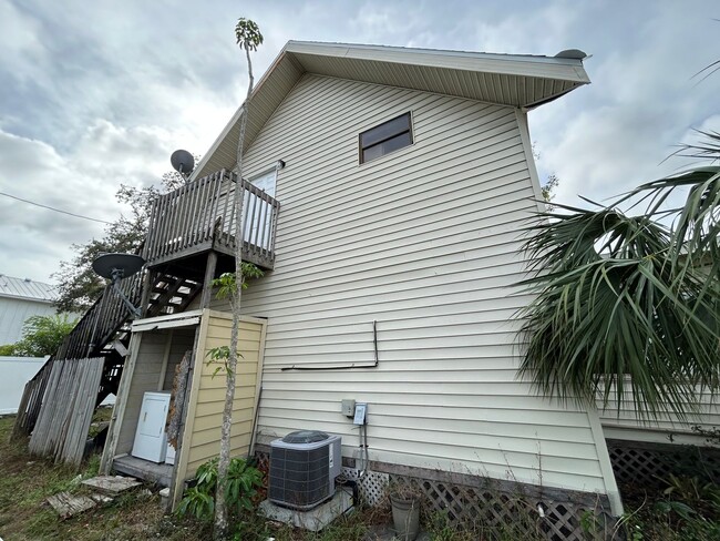 Building Photo - Bradenton unit near downtown, beaches