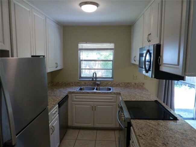Building Photo - 2528 Elderberry Dr