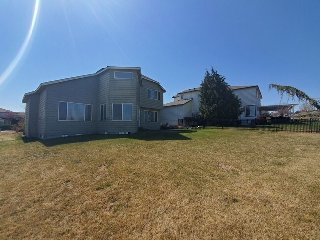 Building Photo - 4-Bedroom, 2.5-Bath located in Horn Rapids...
