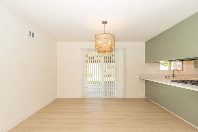 Building Photo - Refreshed Spacious 3 Bed/2 Bath Home in La Mesa!