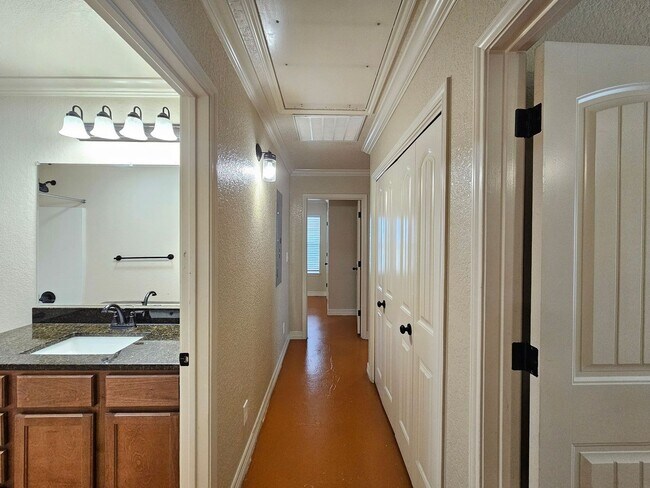 Building Photo - 803 Leifester Cir