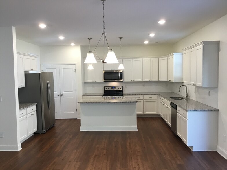 Building Photo - 206 Southfork Ln