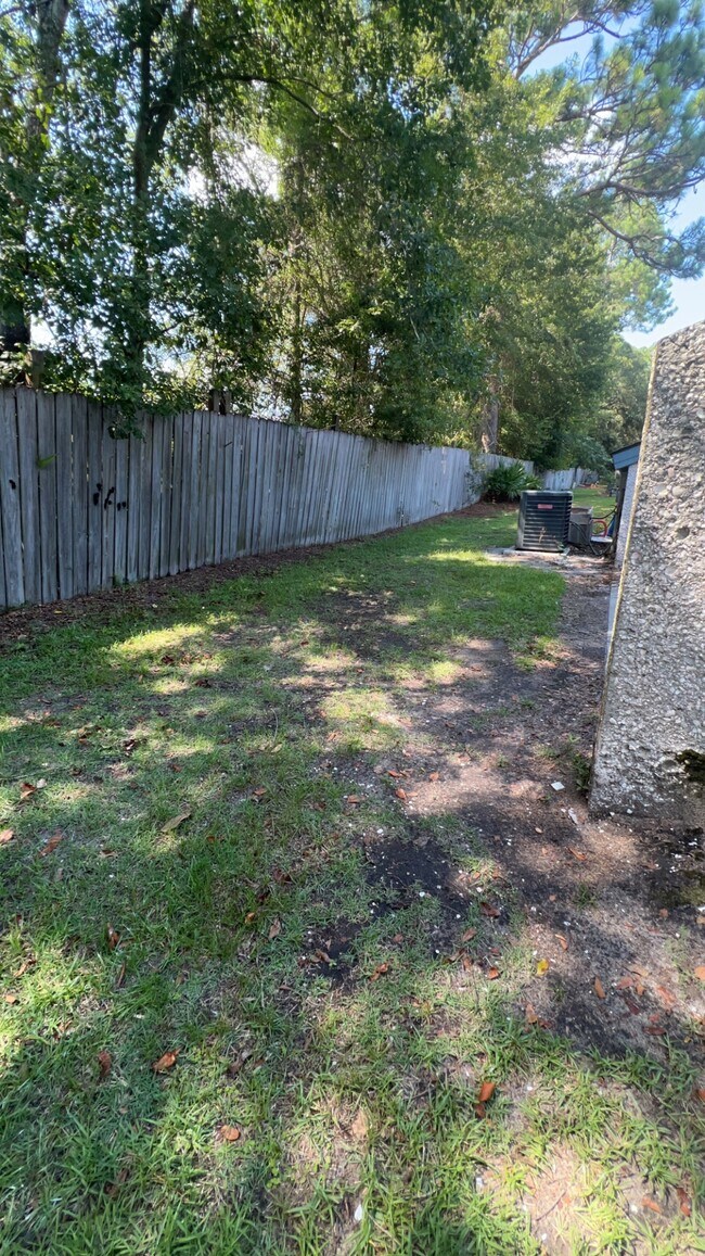 Building Photo - 910 Brett Dr