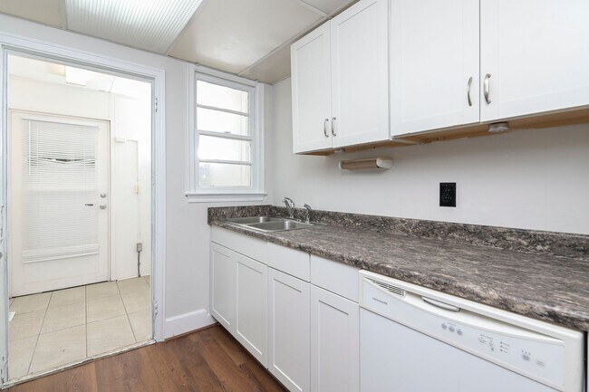Building Photo - 2 bedroom, 1.5 bath home for rent in the h...