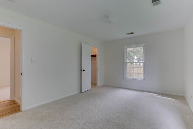 Building Photo - 2637 N Elizabeth Harbor Dr