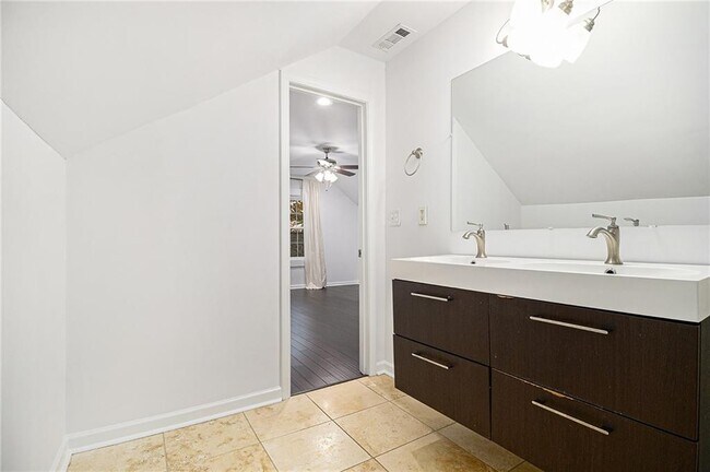 Building Photo - 1719 Flat Shoals Rd SE