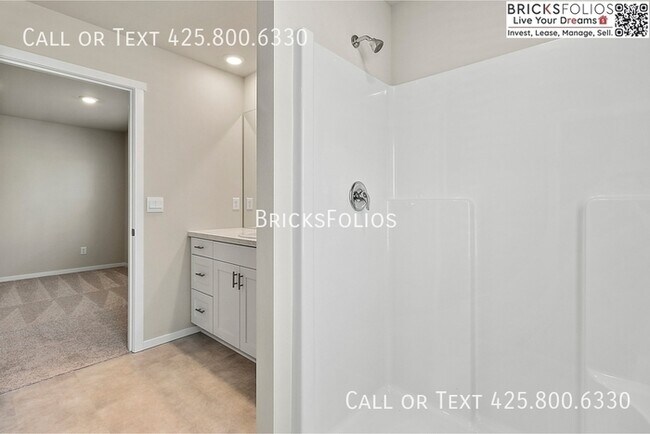 Building Photo - Exceptional Bremerton Home with Easy Acces...
