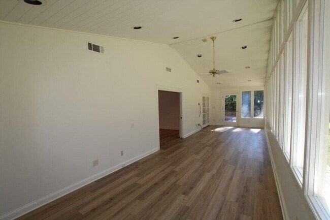 Building Photo - 4104 N Ivy Rd NE