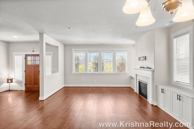 Building Photo - Gorgeous 4 BD* 2.5 BA* Single Family Home ...