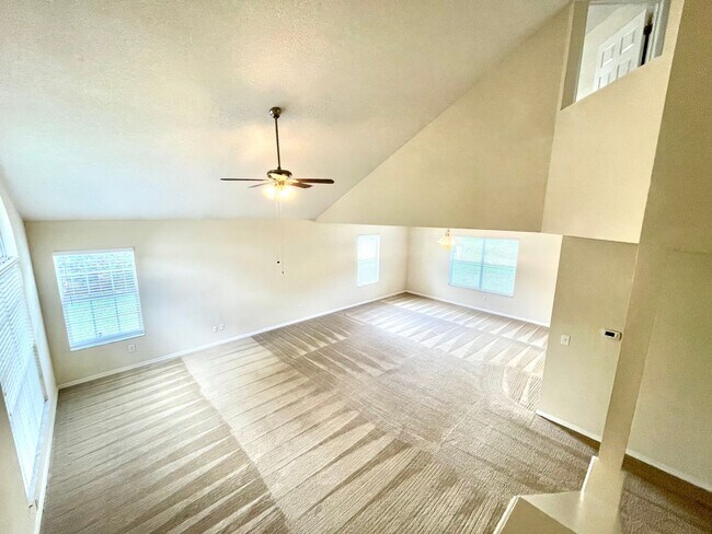 Building Photo - LARGE AND SPACIOUS 4/3 HOME IN EAST ORLANDO WEDGEFIED COMMUNITY