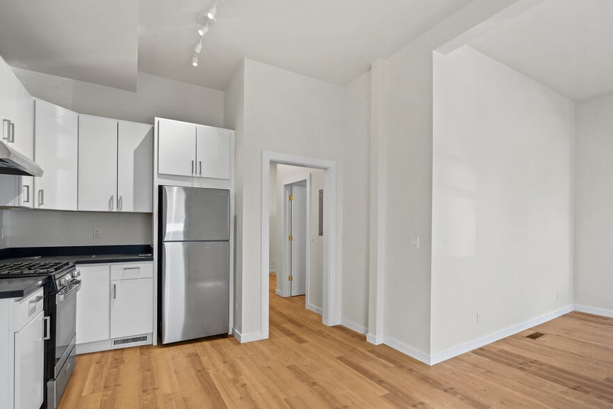 Building Photo - 1387 Oak St