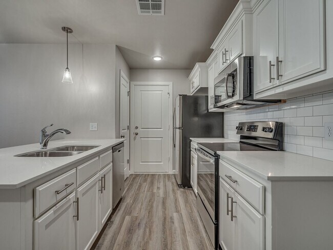 Building Photo - Spacious 4 Bedroom 2 Bath Duplex in Oakdale Schools - Lawn Care Included