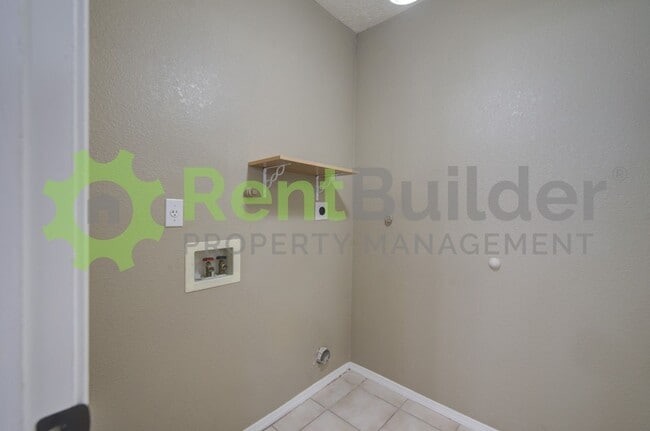 Building Photo - $MOVE IN SPECIAL PRICING$ 999.00 FIRST FULL MONTHS RENT.