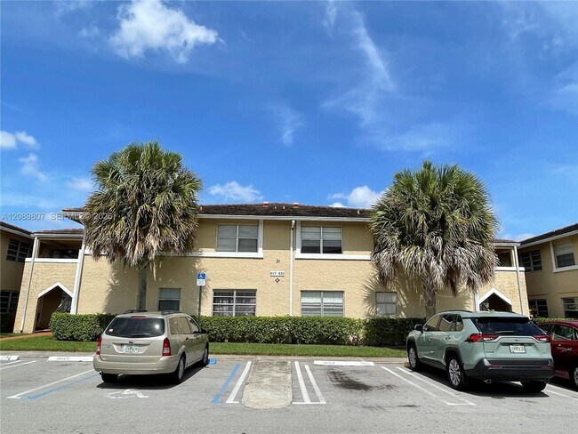 Building Photo - 821 Twin Lakes Dr