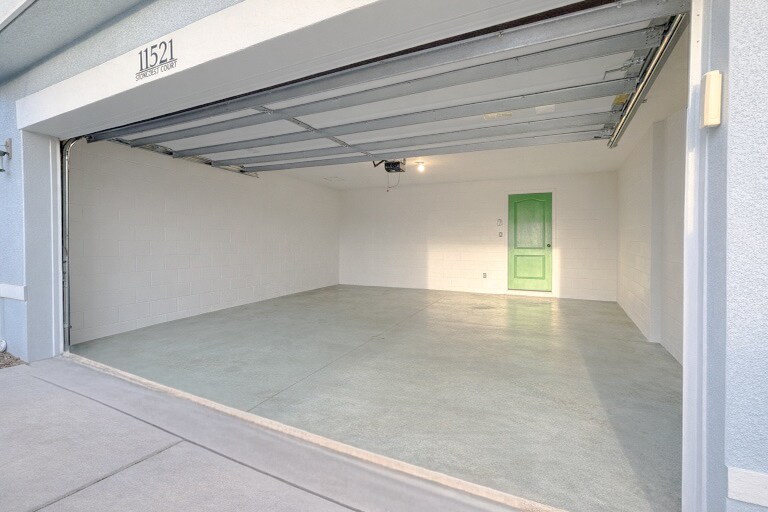 Large two car garage - 11521 Southern Creek Dr