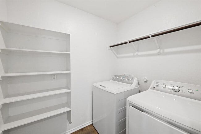 Building Photo - 215 Silver Springs Bend