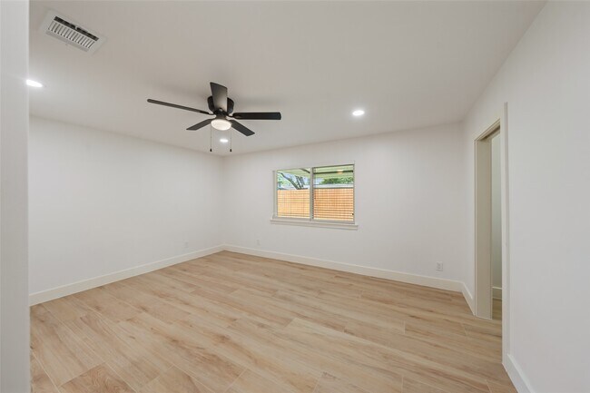 Building Photo - 9323 Portal Dr
