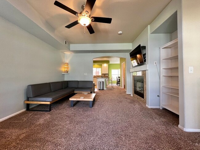 Building Photo - Beautiful 2 Bed 2.5 Bath Condo Near Observ...