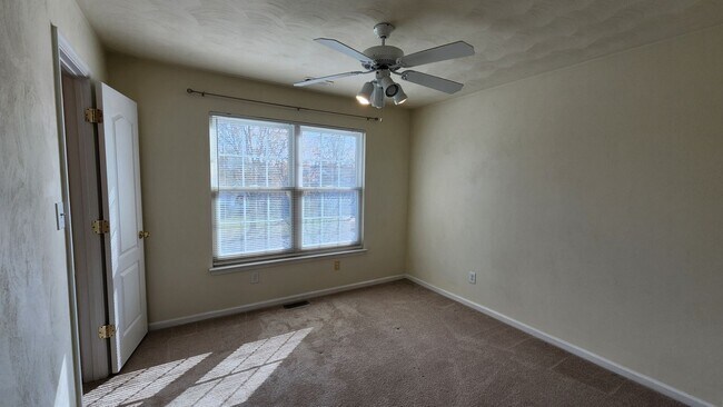 Building Photo - Sawyer Lakes