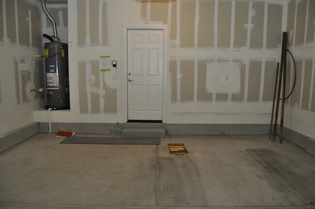 Building Photo - Fabulous 3 bedroom home in gated community!