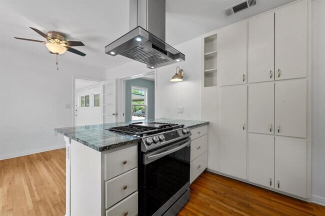 Building Photo - 4928 Strass Dr