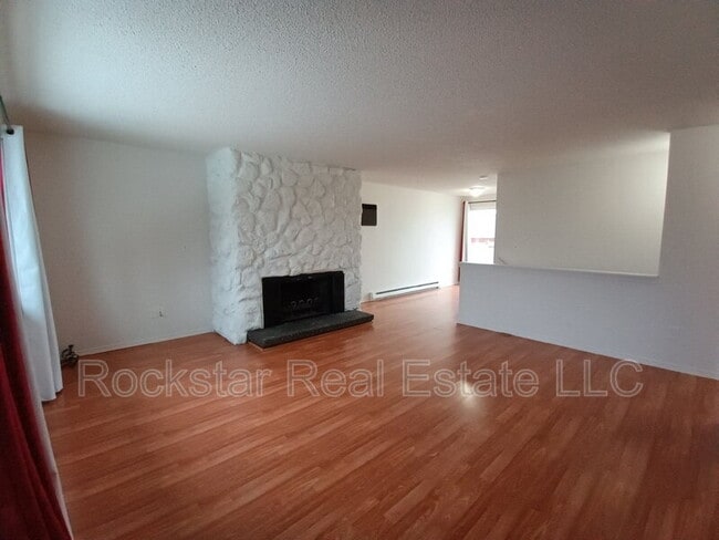 Building Photo - 704 E Bridgeport Ave