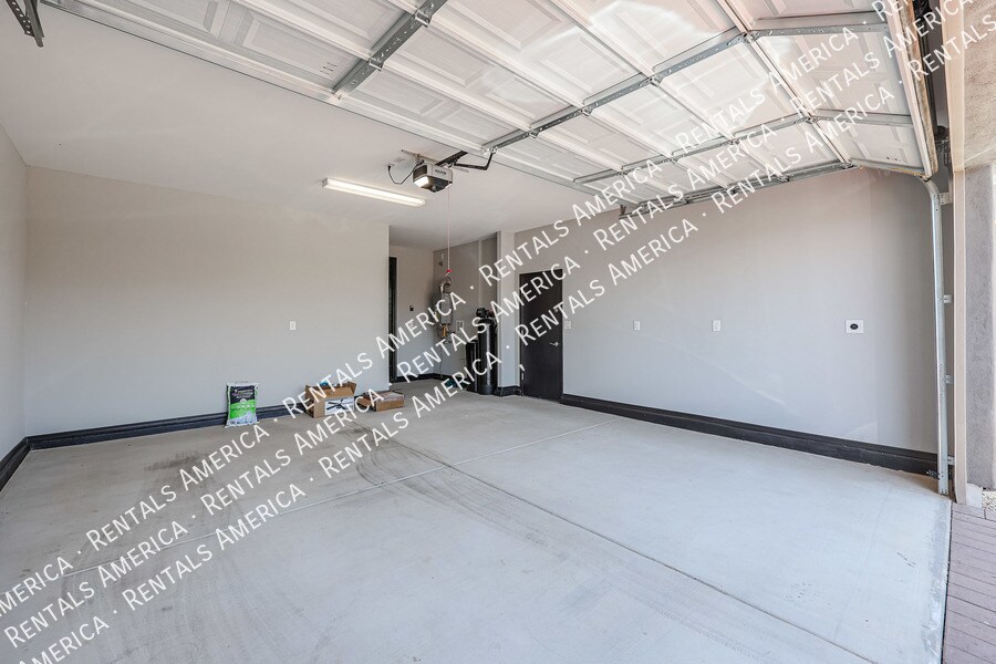 Building Photo - 5610 N 90th Dr