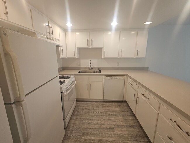 Building Photo - 2 bed 1.5 bath for rent just minutes away from the beach