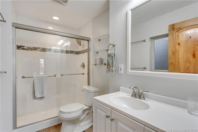 Building Photo - 430 Parkview Dr