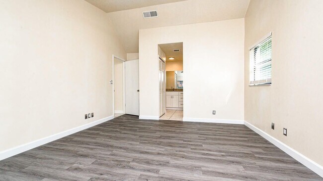 Building Photo - 4 Baywood Dr