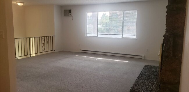 Building Photo - Nicely updated 3+ bedroom, 2 bath duplex-l...
