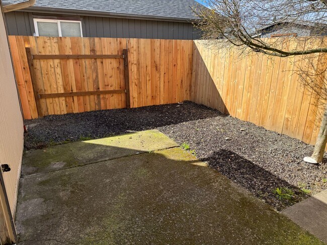 Building Photo - Updated 2 bed 1 bath duplex in Springfield!