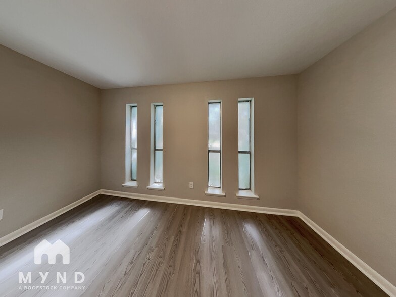 Building Photo - 10631 Plum Lake Dr