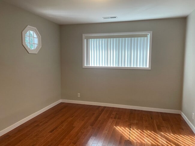 Building Photo - Move in ready rental in downtown Rainier with Columbia River views!