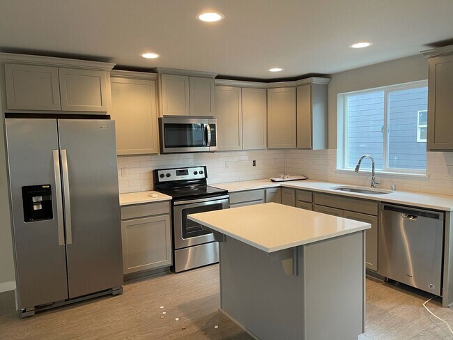 Building Photo - Beautiful 3 Bedroom Duplex with Garage!