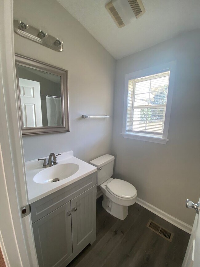 Building Photo - Beautiful 4 Bedroom, 2 Bath House Convenie...
