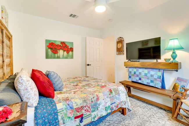 Building Photo - 1208 E 3rd St