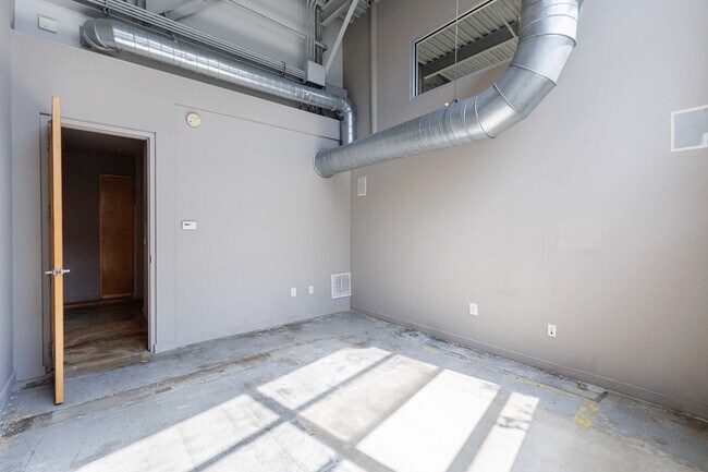 Building Photo - 400 Village Pkwy