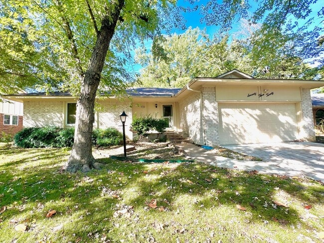 Primary Photo - Charming 3-Bed, 2-Bath Home in South Tulsa