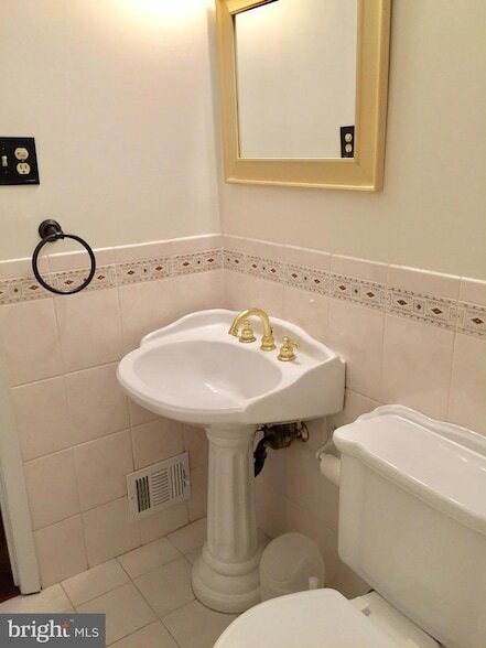 Building Photo - 7510 Cayuga Ave