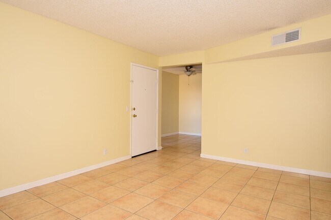 Building Photo - Lovely 2nd Floor, 1 Bed, 1 Bath Condo At Desert Shores!