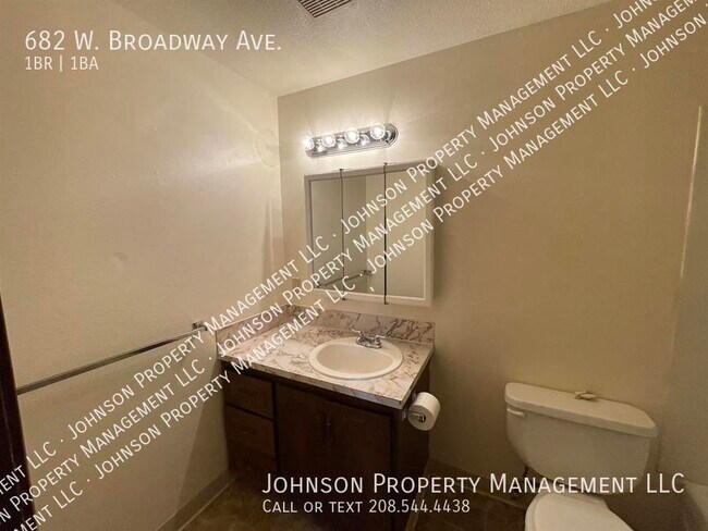 Building Photo - 682 W Broadway Ave