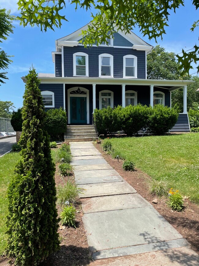 Building Photo - 70 Grove St