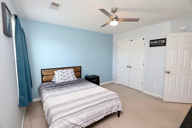 Building Photo - 3260 Matthews Dr