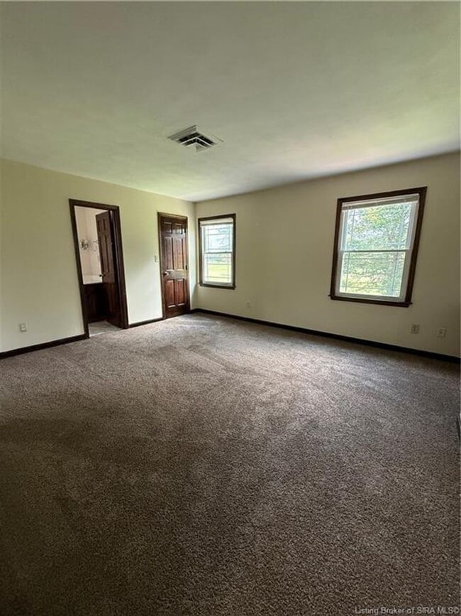 Building Photo - Golf course views in Floyds Knobs!
