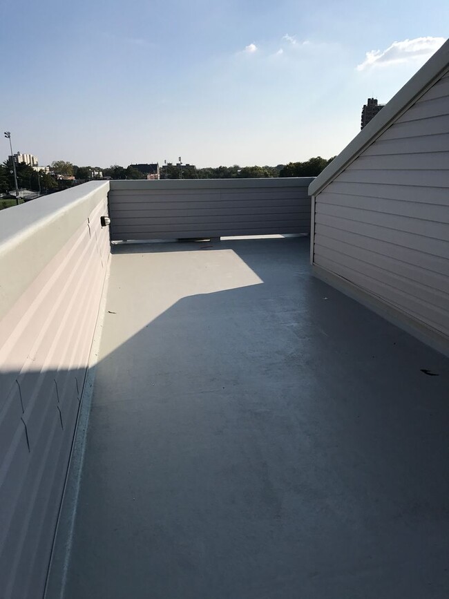 Building Photo - Bi-level 2fl 3fl 4B3B unit | Walking dista...